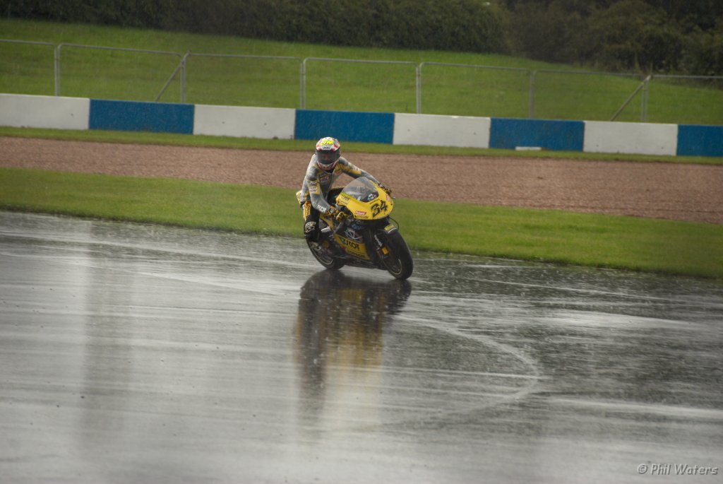 MotoGP_Donnington_24-6-07 032.jpg - I know there is a corner here somewhere....